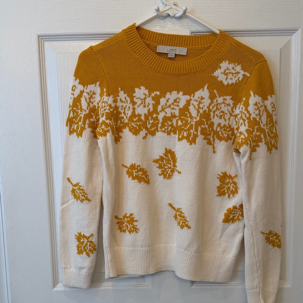 LOFT Women's Yellow and Cream Leaf Pattern Sweater